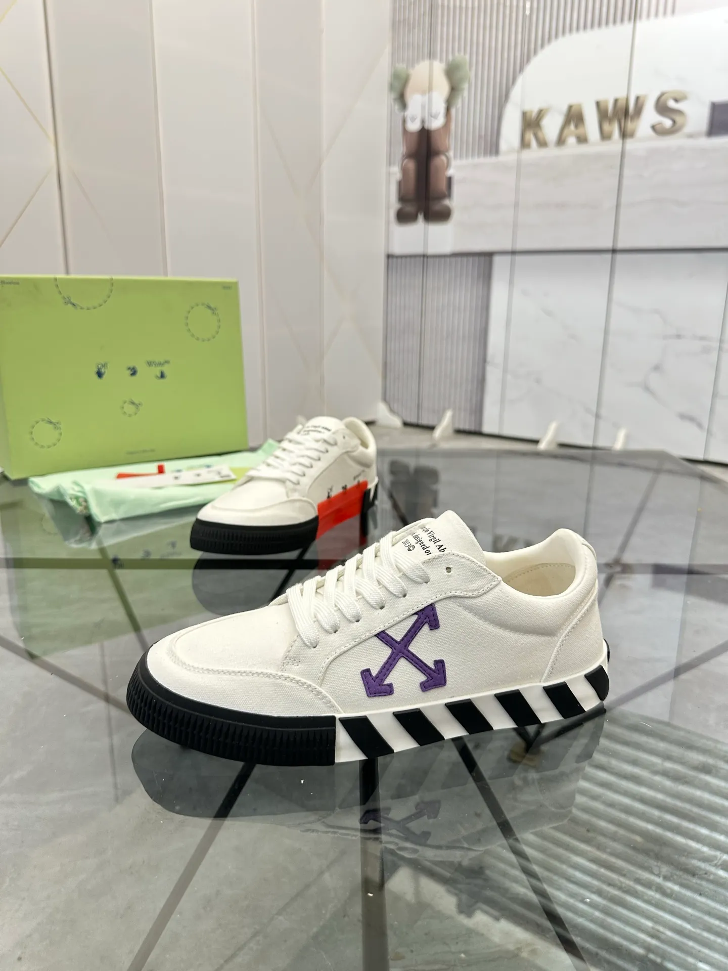 Selling men's shoes 💰: 💰P440¥ Product trademark: OFF WHITE *"OFF WHITE*" low-top casual shoes Regular size: 35-45 (can be customized to 46) Couple style Product materials: original material from the upper counter, breathable lining, original outsole. No.: H203